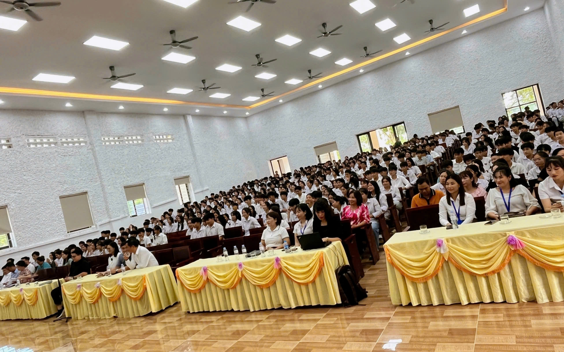 Diễn giả Tuệ Nhung tại chương trình lòng biết ơn