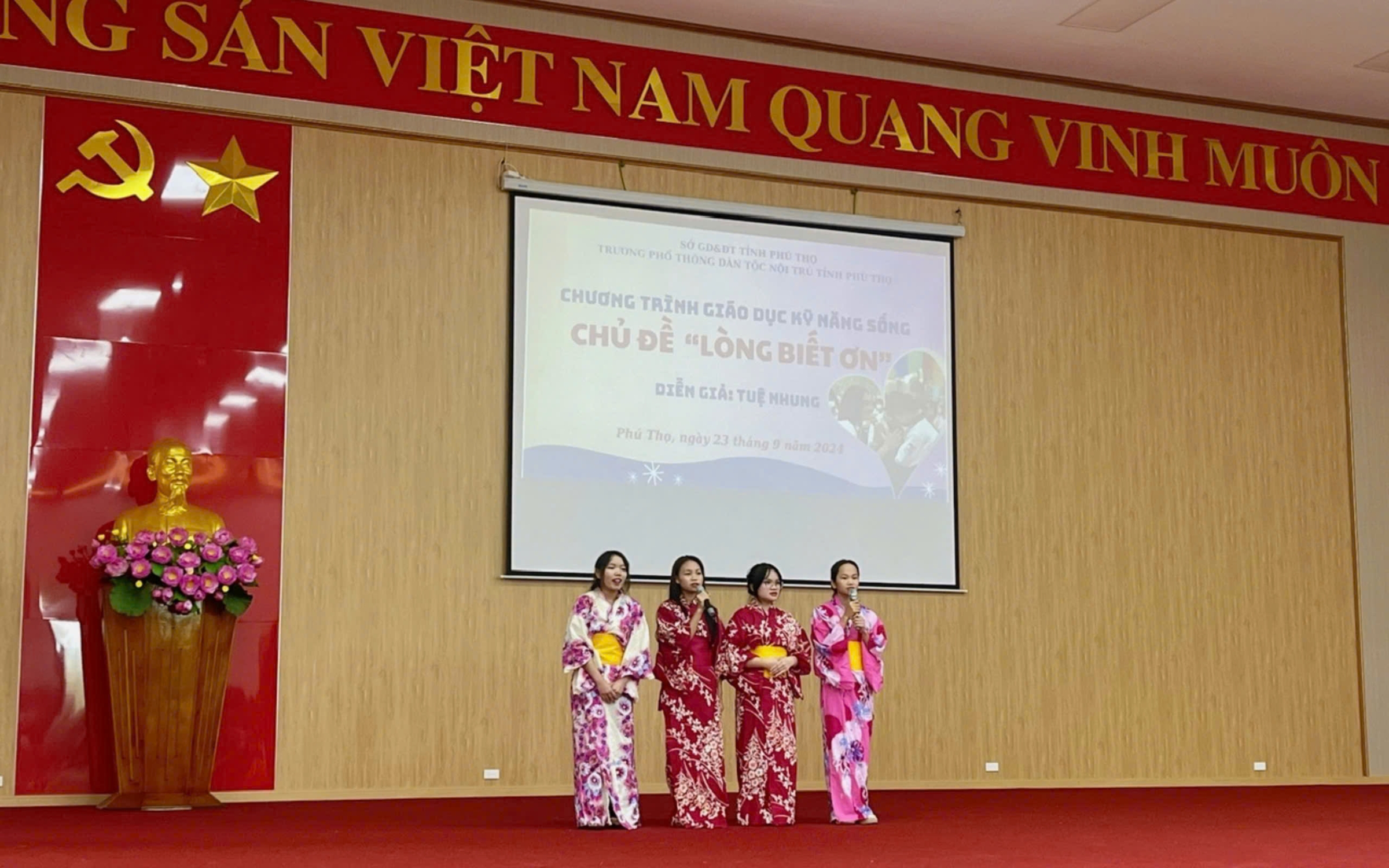 Sự góp mặt đặc biệt của các cựu học sinh 2k6 về thăm trường
