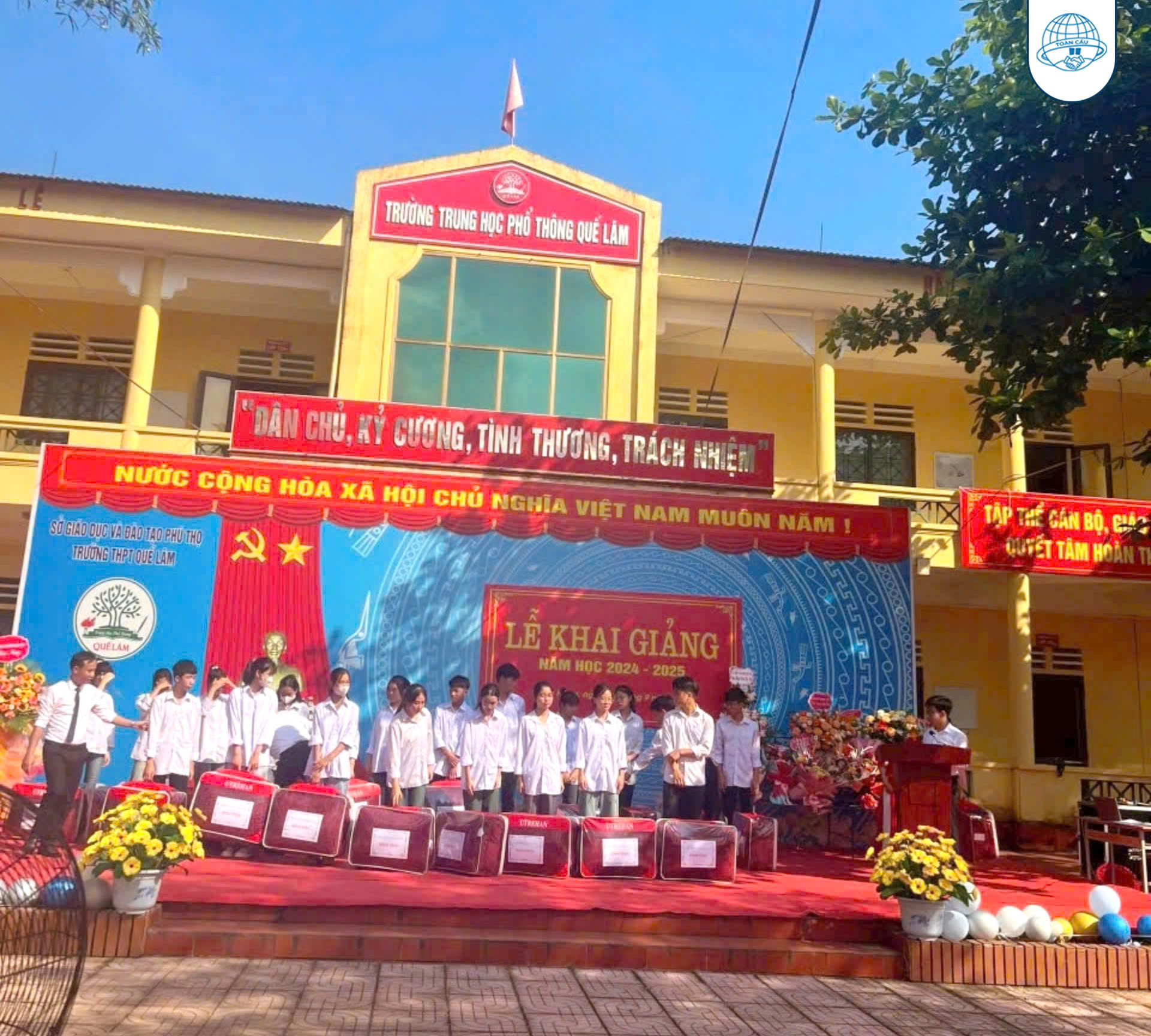 Trao gửi các phần quà tặng đến các em học sinh